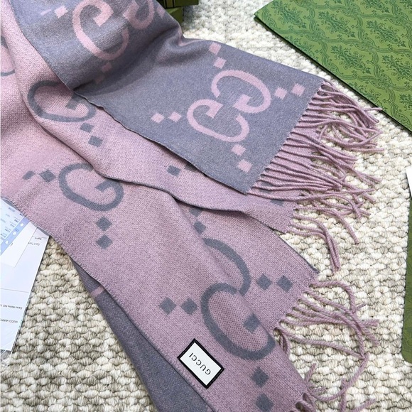 Gucci Elegant Pink and Gray Scarf - Picture 5 of 9